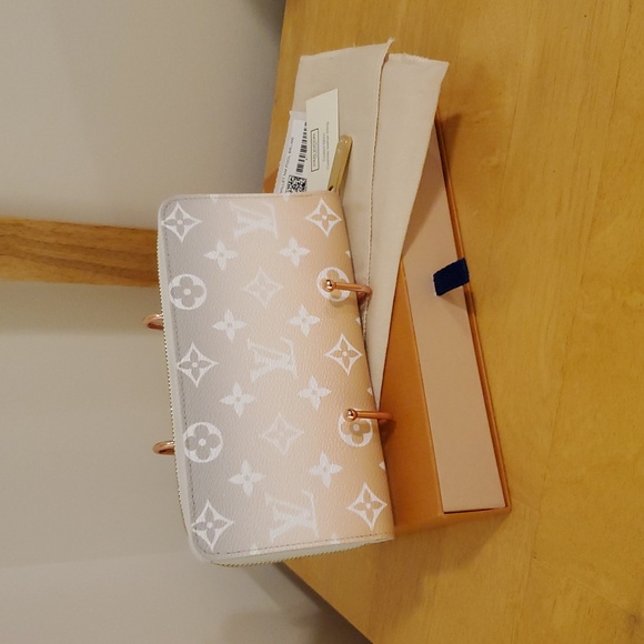 New Louis Vuitton Giant Monogram Zippy Wallet in Brume .. By The Pool Collection - Picture 1 of 15